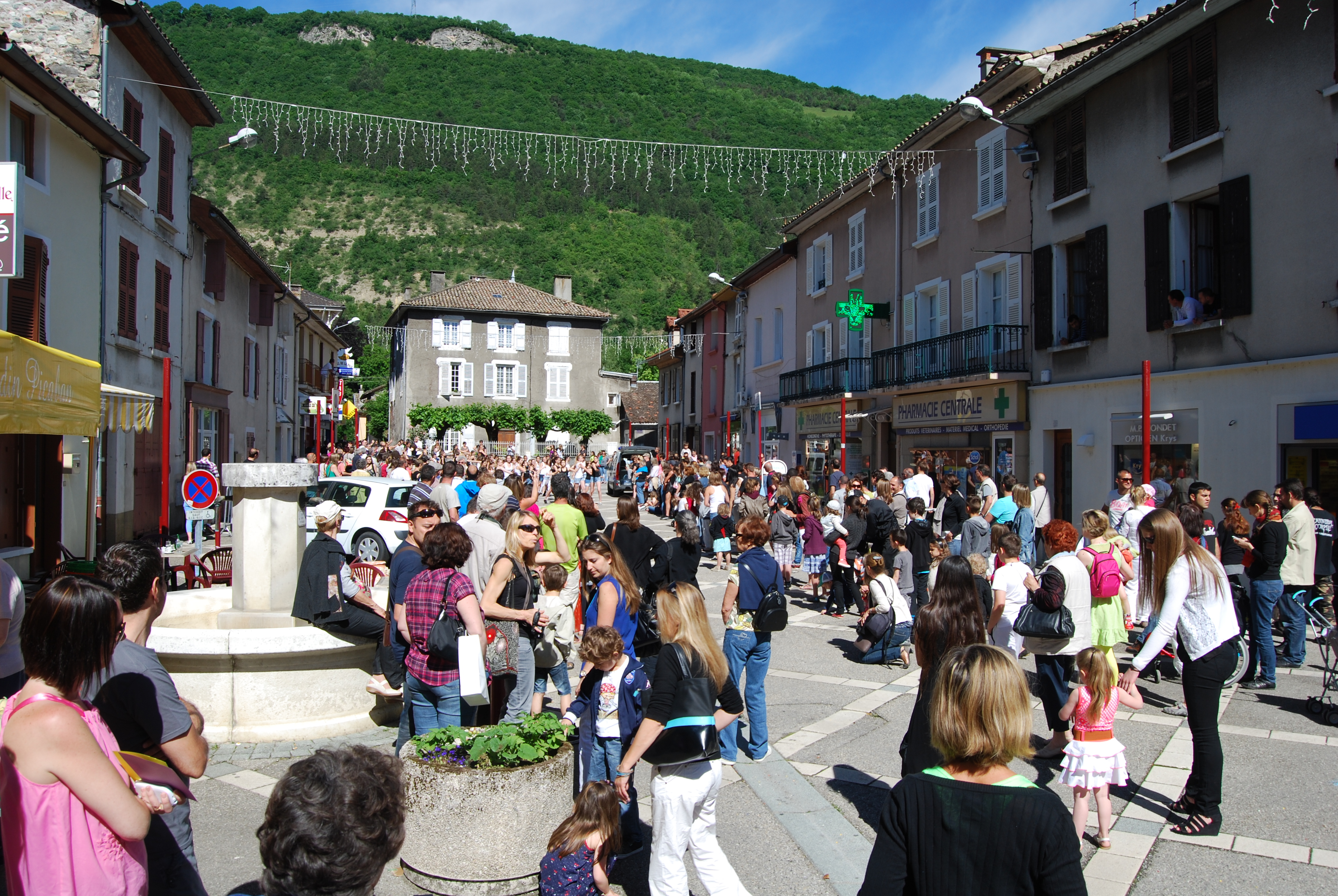 Place 11 otages, foule de monde